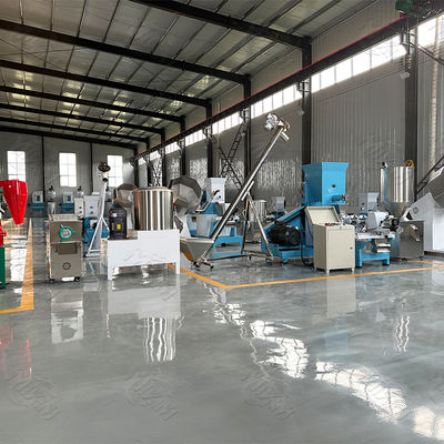 Tavuk Sarsıntılı Granül Pet Extruder Makinesi Yüksek Protein Kuru Doğal Kedi Maması Kedi Davranır