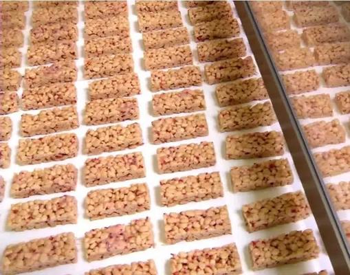 Puffed pirinç şeker kek / çikolata Bar Yapma Makinesi, patlamış mısır şekillendirme makinesi