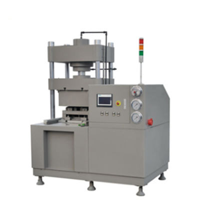 Özelleştirilmiş Pet Gıda Yapma Makinesi Yerli Preslenmiş Rawhide Kemikleri Köpek Çiğniyor