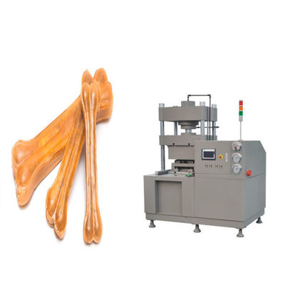 Özelleştirilmiş Pet Gıda Yapma Makinesi Yerli Preslenmiş Rawhide Kemikleri Köpek Çiğniyor